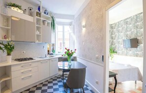 Geschirrspüler, Wasserkocher mit Kaffee-/Teezubehör, Mixer, Kaffeemühle