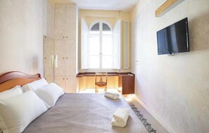 4 Schlafzimmer, Schreibtisch, Bügeleisen/Bügelbrett, Reisekinderbett