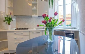 Geschirrspüler, Wasserkocher mit Kaffee-/Teezubehör, Mixer, Kaffeemühle