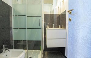 Haartrockner, Handtücher, Seife, Shampoo