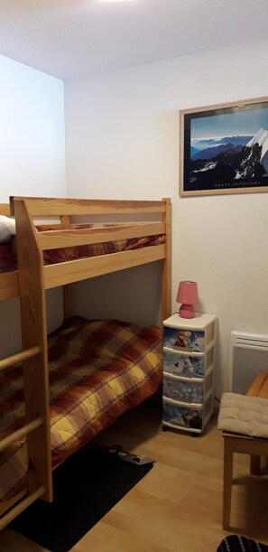 2 bedrooms - Quiet residence with swimming pool  (Allos)