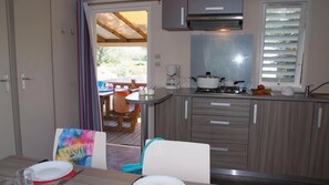 Fridge, stovetop - Camping 4 étoiles - Parc aquatique - eebgi0 (Agay)