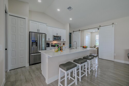 Heated pool - 4bed/3bath- Enjoy the sun!