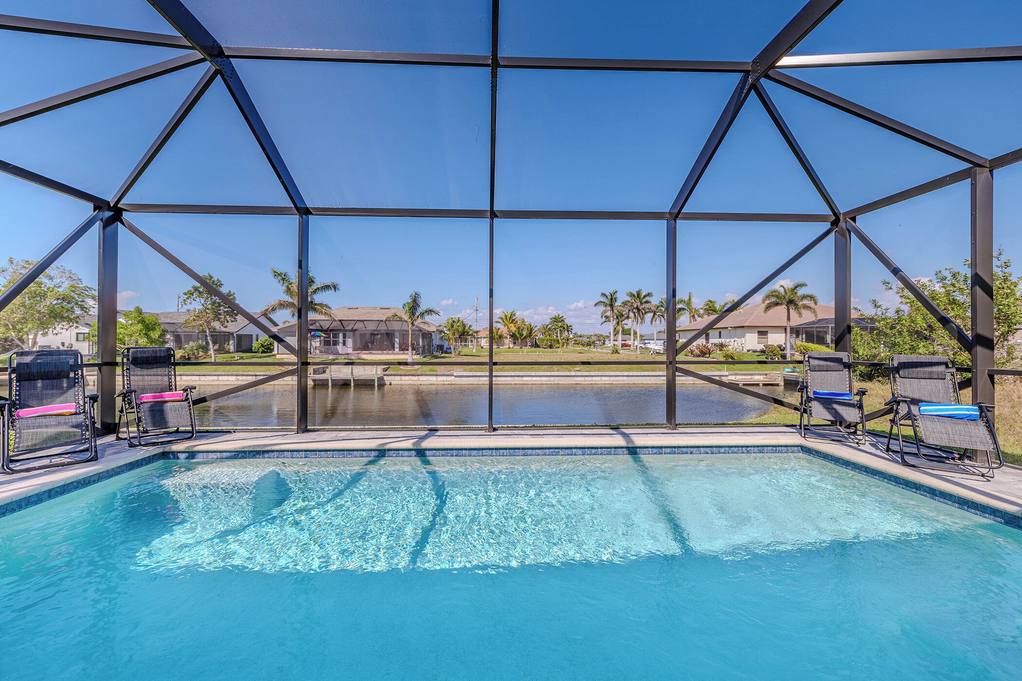 Lämmitetty uima-allas