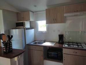 Fridge, microwave, stovetop - ZEcamping 3 étoiles toboggans dog friendly locatif TV BBQ clim 32m2 4 pers (Massillargues-Attuech)