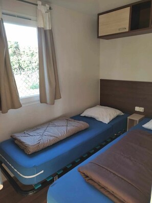 2 bedrooms, WiFi - ZEcamping 3 étoiles toboggans chiens acceptés locatif BBQ clim 30m2 (Massillargues-Attuech)