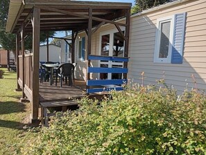 Outdoor dining - ZEcamping 3 étoiles toboggans chiens acceptés locatif BBQ clim 30m2 (Massillargues-Attuech)