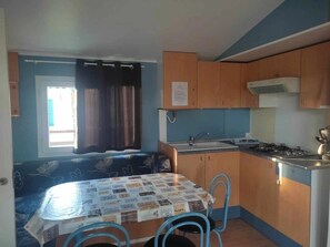 Refrigerador, microondas y parrilla de estufa 
