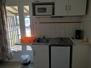 Fridge, microwave, stovetop