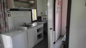 Réfrigérateur, micro-ondes, plaque de cuisson