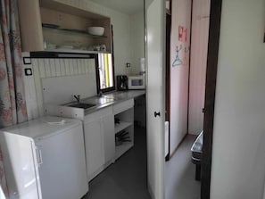 Réfrigérateur, micro-ondes, plaque de cuisson