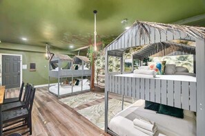 6 bedrooms, travel cot, WiFi, bed sheets