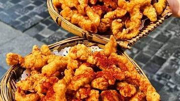 Deux paniers en osier remplis d’aliments frits.