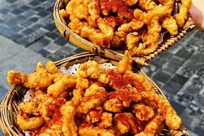 Dos cestas de mimbre llenas de comida frita.