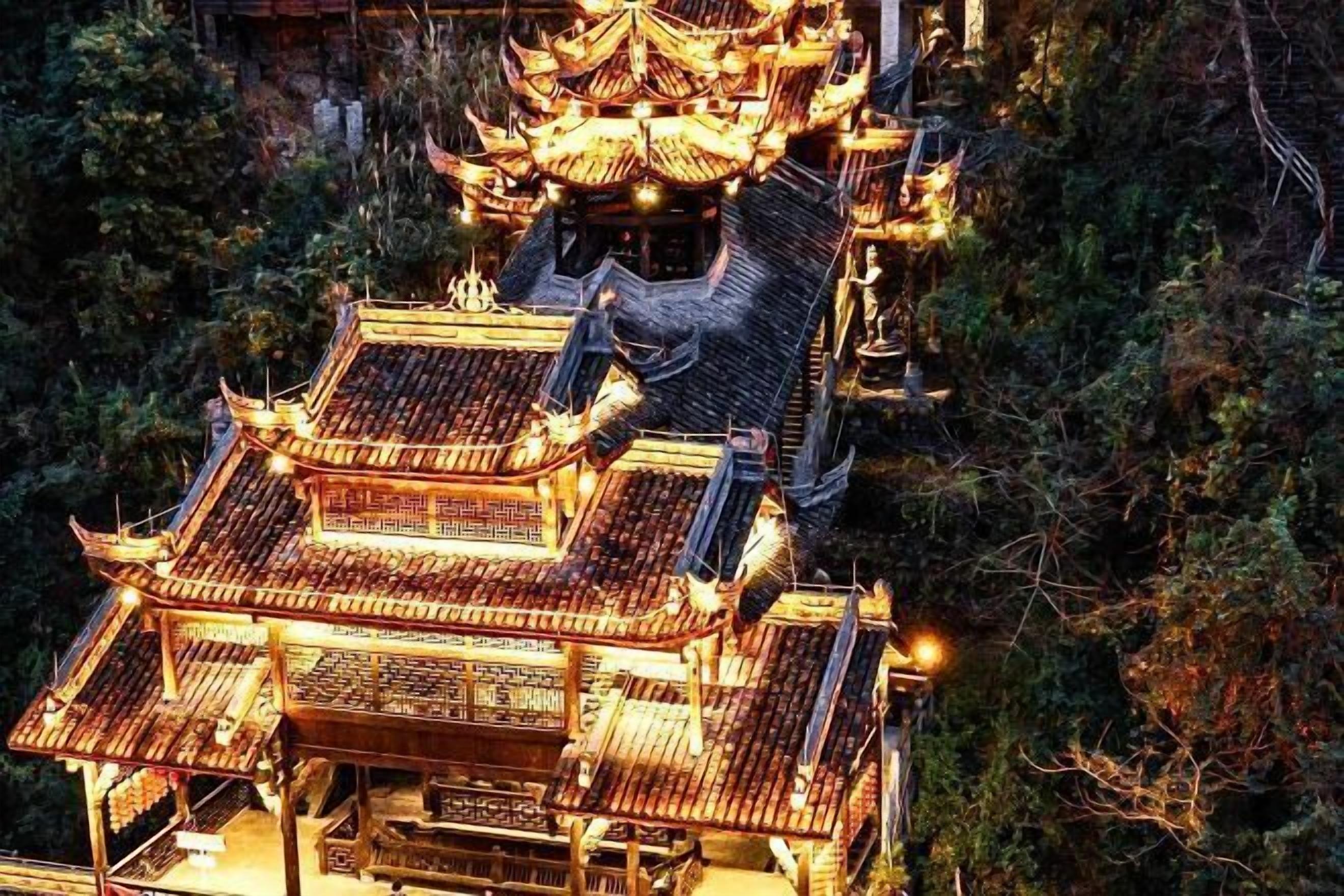 Un templo tradicional de varios niveles con arquitectura ornamentada y una serie de escalones que conducen a él.