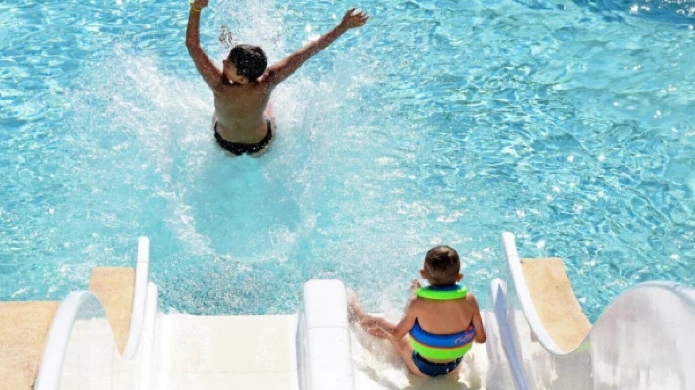 Ein Schwimmbecken mit Wasserrutsche.