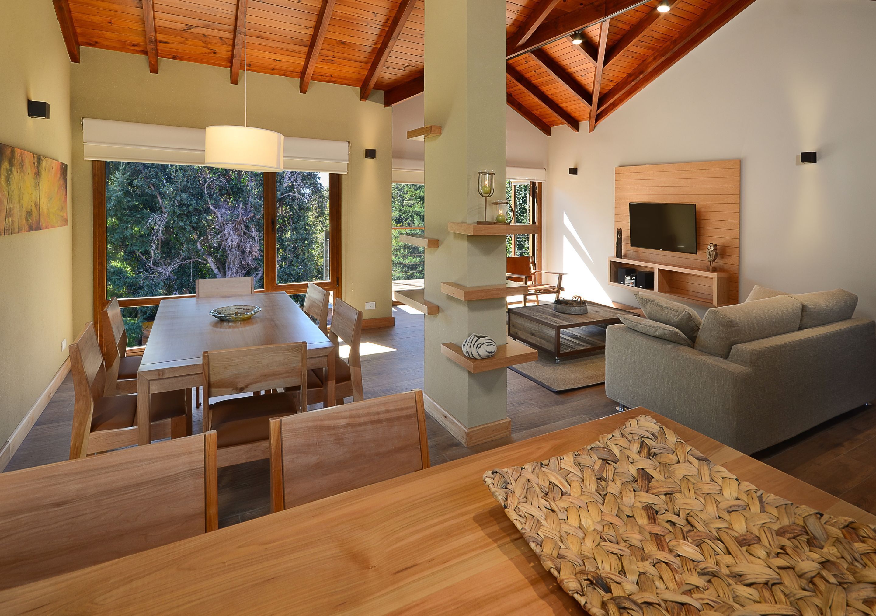 豪華小屋, 花園景觀 | 起居區 | 43-吋智慧型電視，提供有線頻道