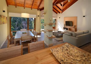 Deluxe huisje, uitzicht op tuin | Woonruimte | Een 43-inch smart-tv met kabelzenders