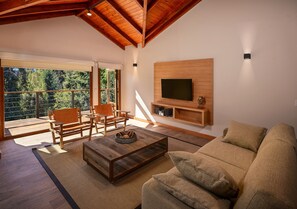 Deluxe huisje, uitzicht op tuin | Woonruimte | Een 43-inch smart-tv met kabelzenders