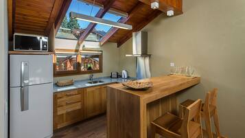 Una cocina moderna con armarios de madera, microondas integrado y una isla grande con asientos.