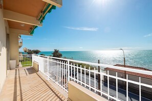 Apartamento, vistas al mar | Balcón