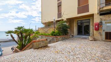 Mặt tiền nơi lưu trú