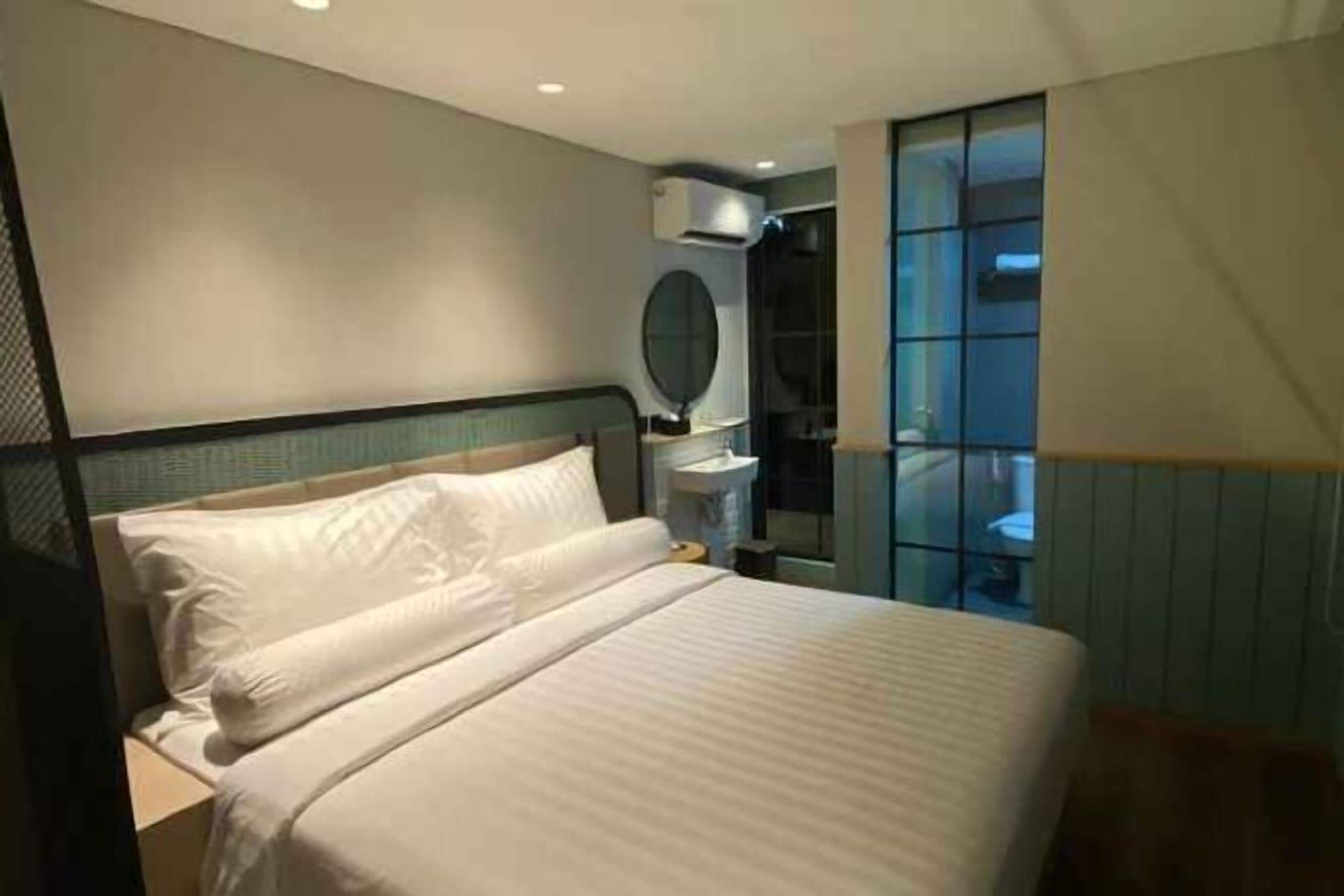 Escritorio y ropa de cama 