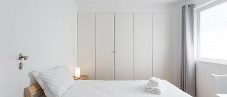 2 bedrooms, desk, iron/ironing board, internet