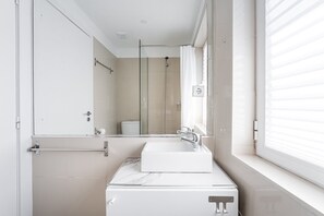 Douche, séchoir à cheveux, serviettes fournies