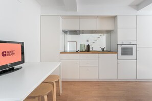 Kjøleskap, mikrobølgeovn, ovn og kaffetrakter/tekoker