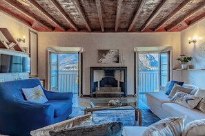 Departamento, vista al lago | Área de sala de estar | Televisión de 35 pulgadas con canales digitales