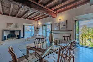 Departamento, vista al lago | Área de sala de estar | Televisión de 35 pulgadas con canales digitales