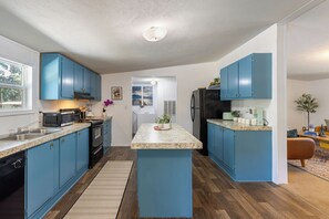 Kylskåp, mikrovågsugn, ugn och spishäll