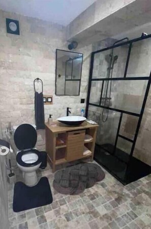 Sèche-cheveux, serviettes fournies, savon, papier toilette