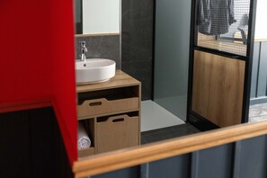 1 habitación, escritorio y espacio para trabajar con laptop 
