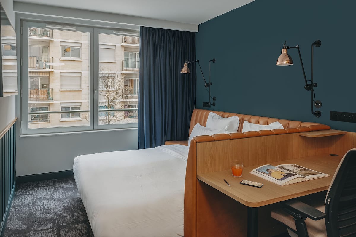 Premium Double Room, City View | 1 bilik tidur, meja, ruang kerja komputer riba, kalis bunyi