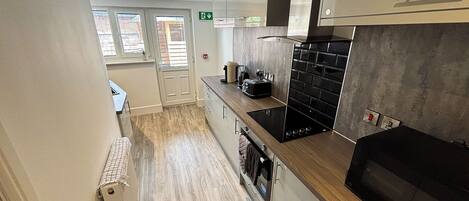 Full-sized fridge, microwave, oven, stovetop