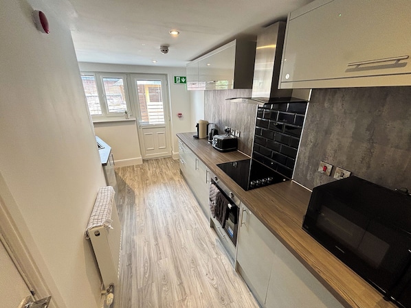 大冰箱、微波炉、烤箱、炉灶