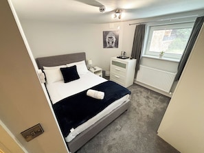 Desk, laptop workspace, iron/ironing board, free WiFi - Lymm Living (Lymm)