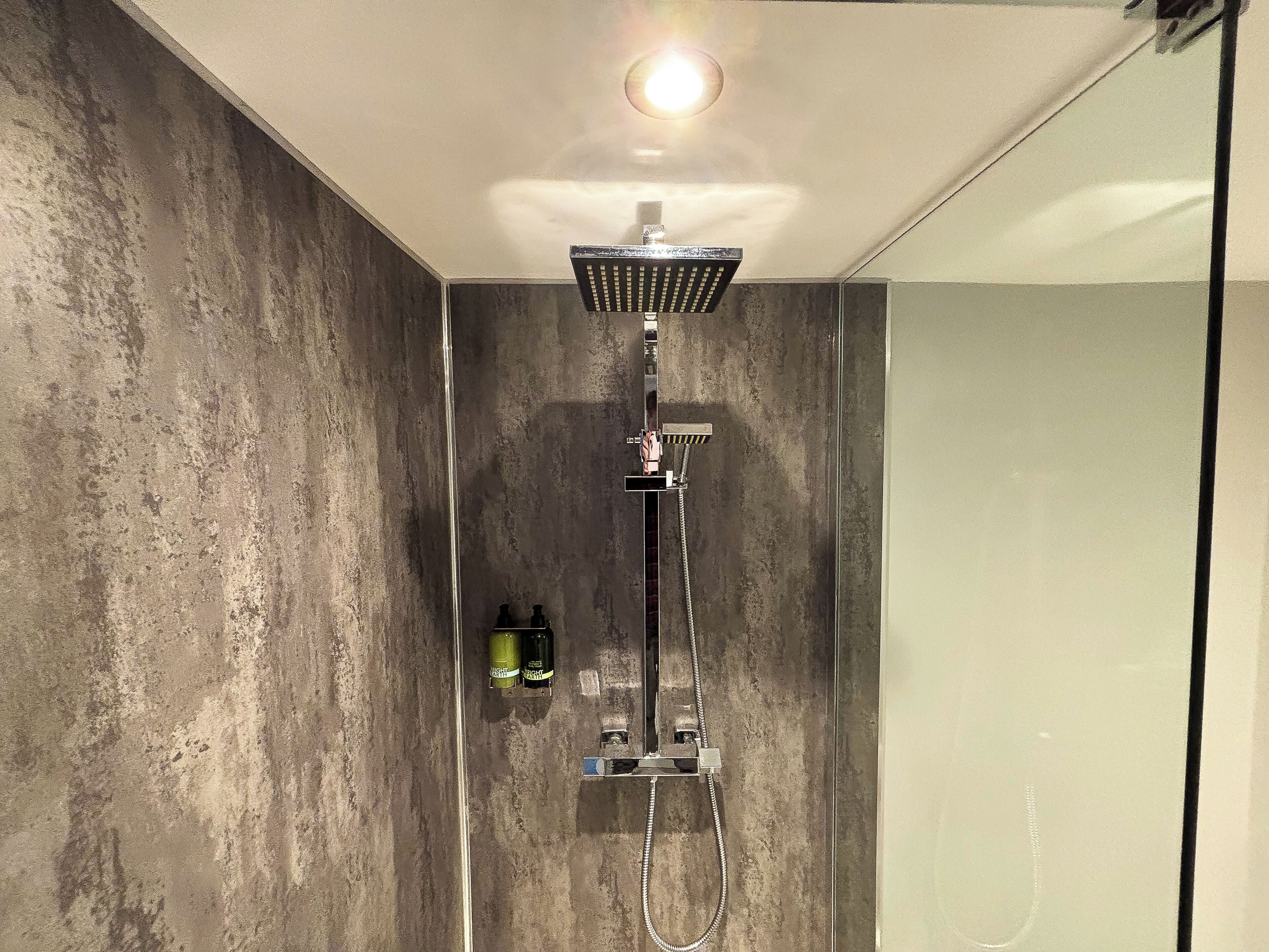 Deluxe Double Room, Non Smoking, Private Bathroom | Bathroom