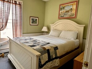 1 bedroom, WiFi - Old Village Inn - Queen Room (Ogunquit)