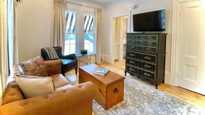 Smart TV - Old Village Inn - King Room (Ogunquit)