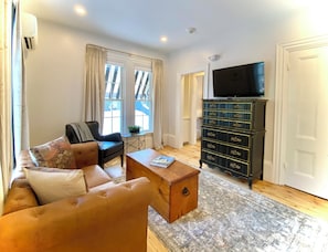 Smart TV - Old Village Inn - King Room (Ogunquit)