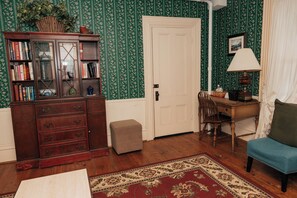 Interior - Old Village Inn - Queen Room (Ogunquit)