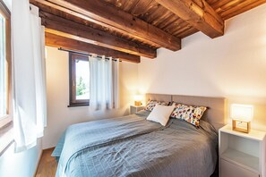 Toetasjesleilighet, balkong, fjellutsikt | 2 soverom, skrivebord, skrivebord for bærbar PC og strykejern/-brett