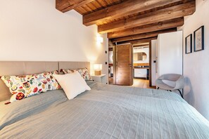 Duplex, Balcony, Mountain View | 2 bedrooms, desk, laptop workspace, iron/ironing board - Casa di Stella (La Salle)