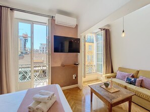 Safe på rommet og strykejern/-brett