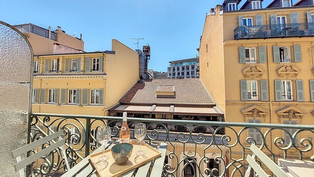 A balcony with a table set for two, featuring a bottle and glasses. - N&J - CITY TRIP - Central - Balcony (Niza)