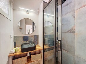 Shower, hair dryer - N&J - CITY TRIP - Central - Balcony (Niza)