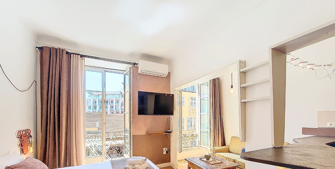 Caja de seguridad en la habitación y tabla de planchar con plancha 